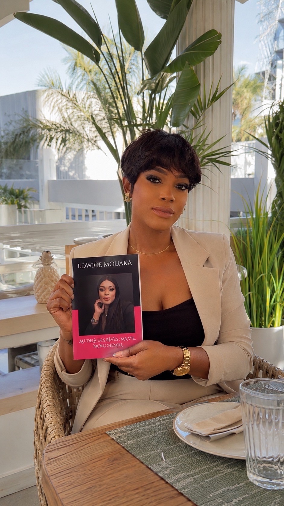 Edwige Mouaka présentant son livre dans un jardin