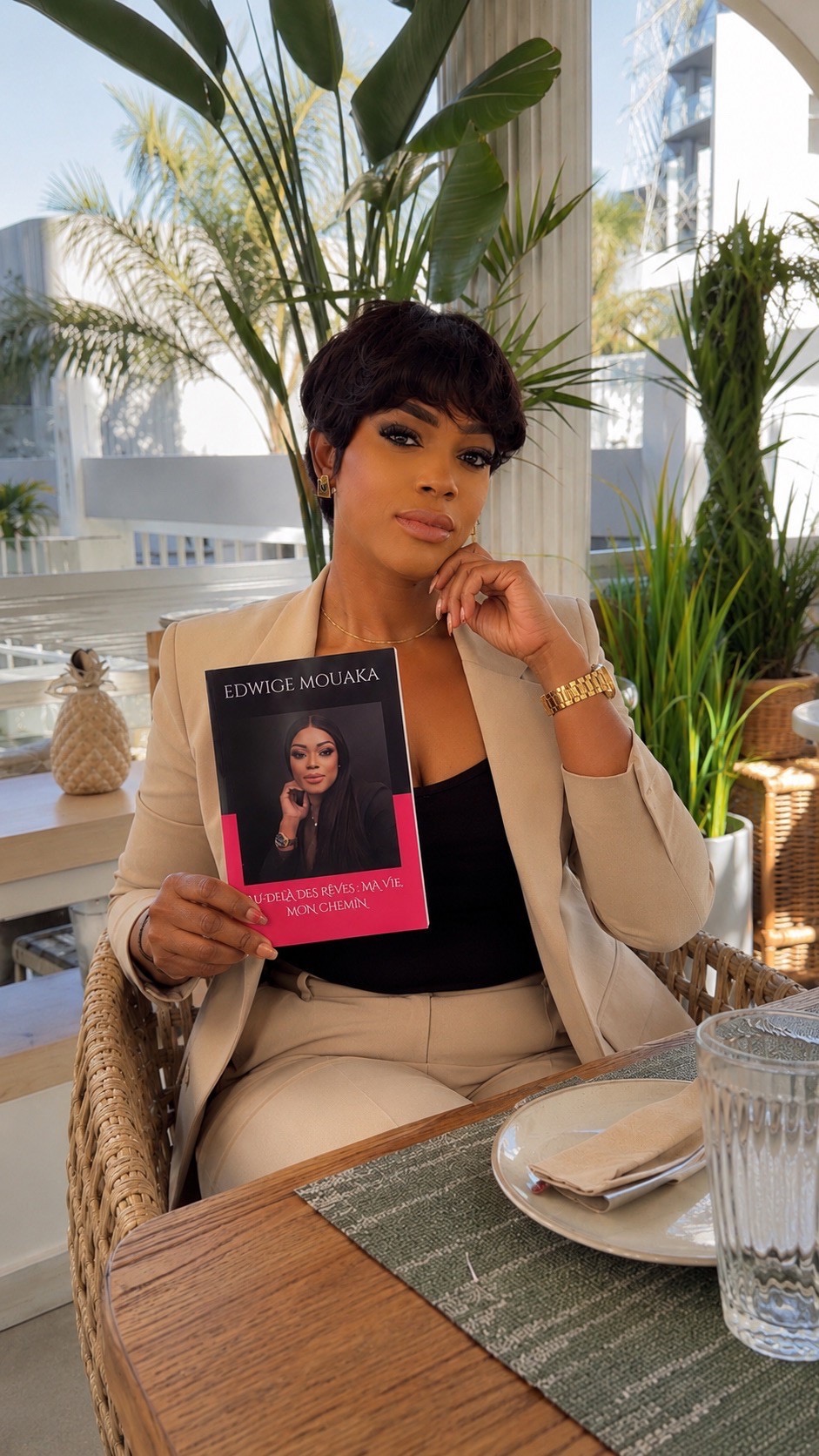 Edwige Mouaka avec son livre en terrasse