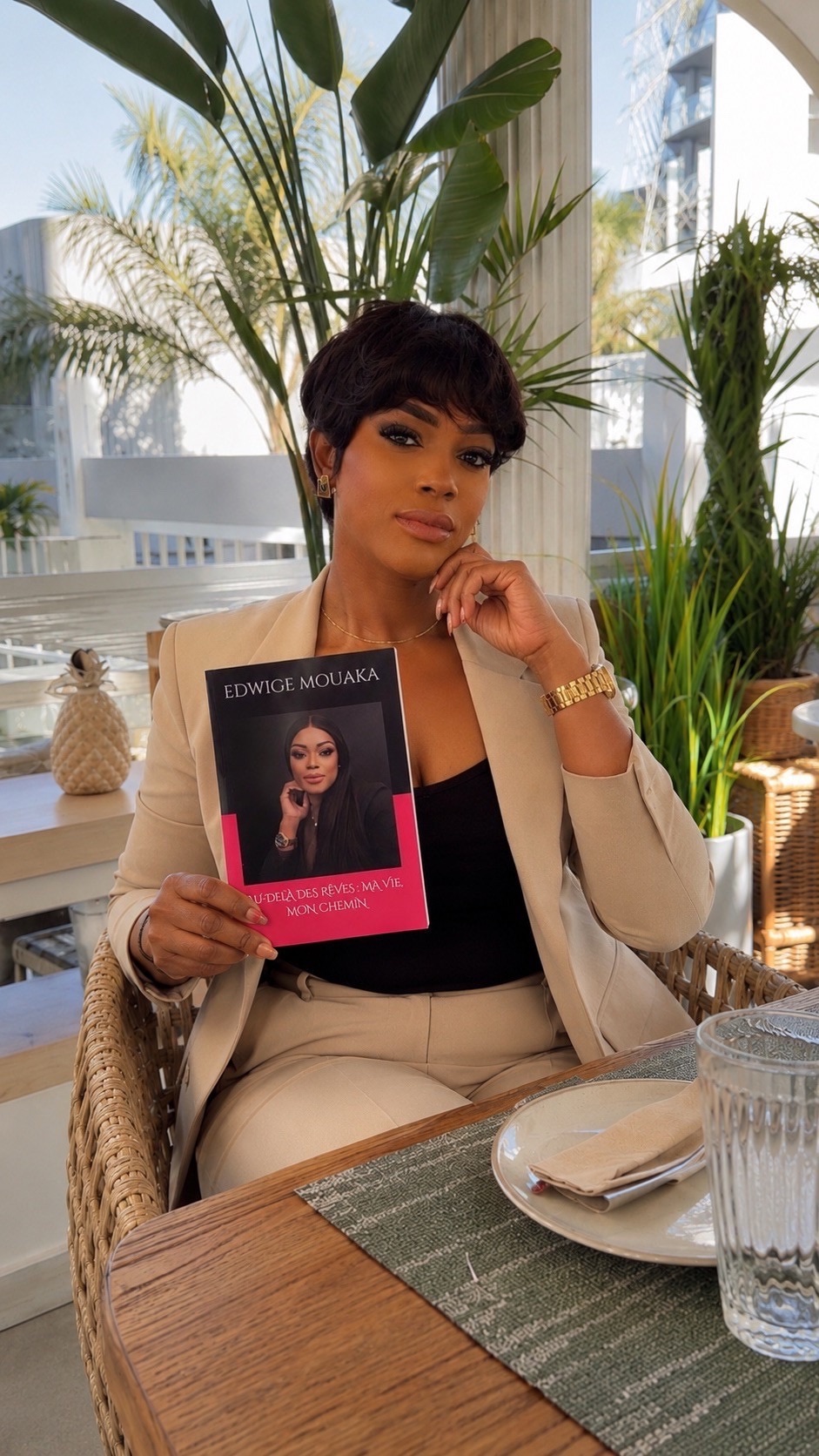 Edwige Mouaka souriant avec son livre